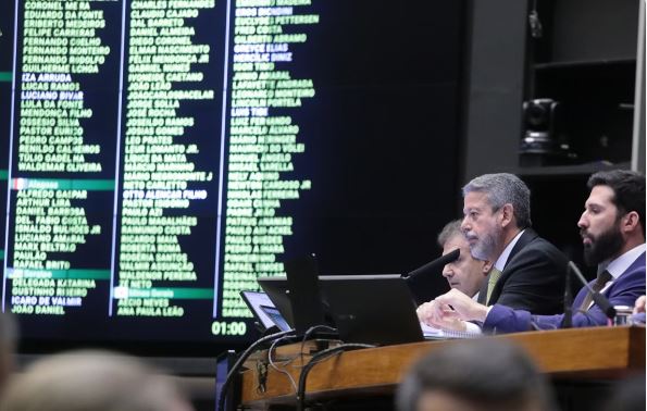 Câmara aprova primeiro turno de PEC do pacote de corte de gastos com mudança no abono salarial