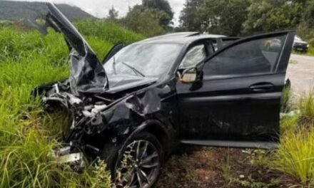 Carro de médico formiguense se envolve em grave acidente na MG-260 (entre Itapecerica e Cláudio); uma vítima fatal