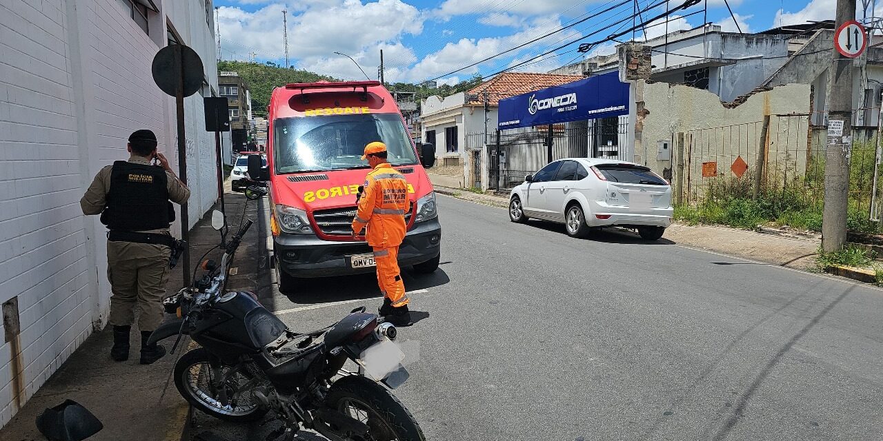 Jovem fica ferido após colisão entre carro e moto no Centro de Formiga