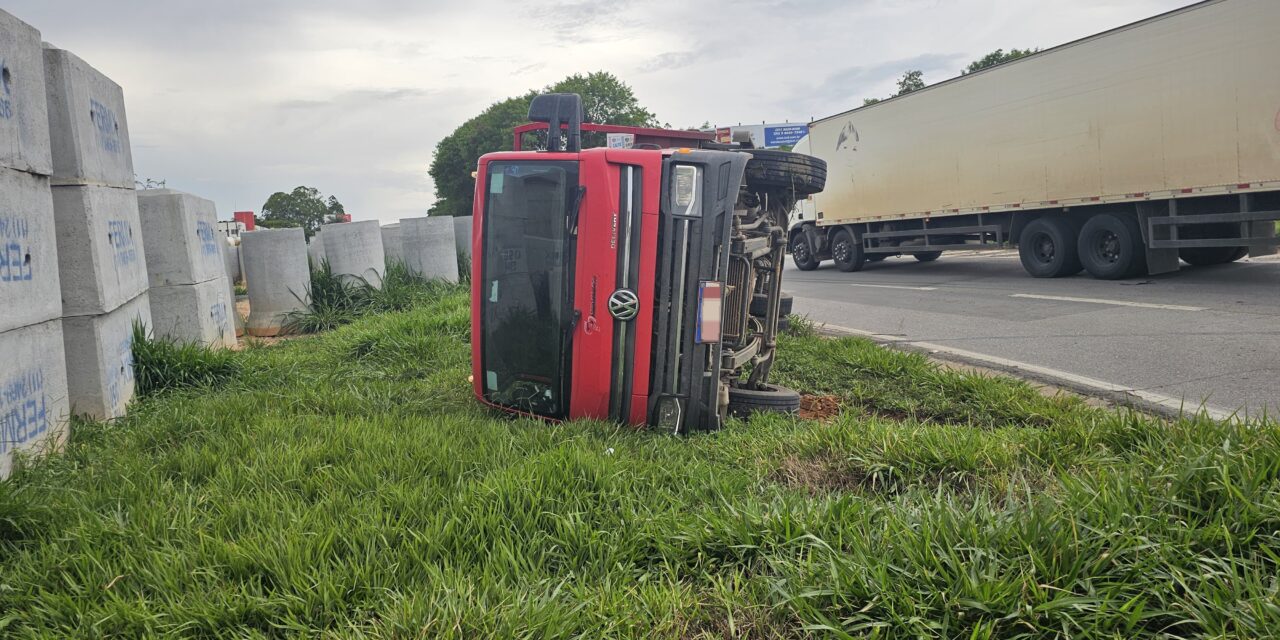 Homem fica ferido após acidente entre carro e caminhão na MG-050, em Formiga