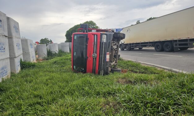 Homem fica ferido após acidente entre carro e caminhão na MG-050, em Formiga
