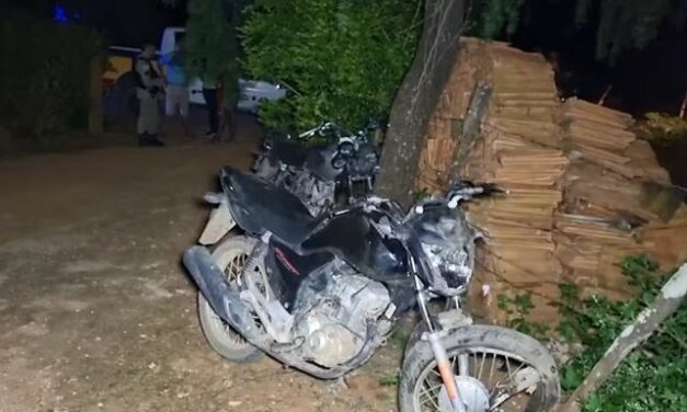 Motociclistas sem habilitação morrem após baterem de frente em distrito de MG