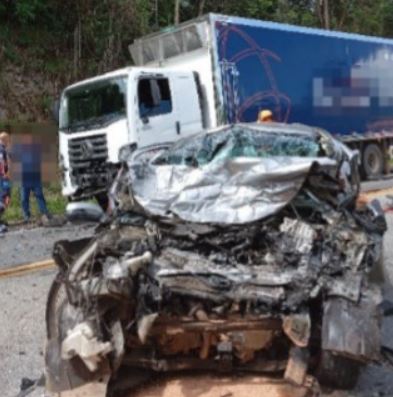 Grave acidente na MG-050 deixa três vítimas fatais na tarde desta segunda-feira