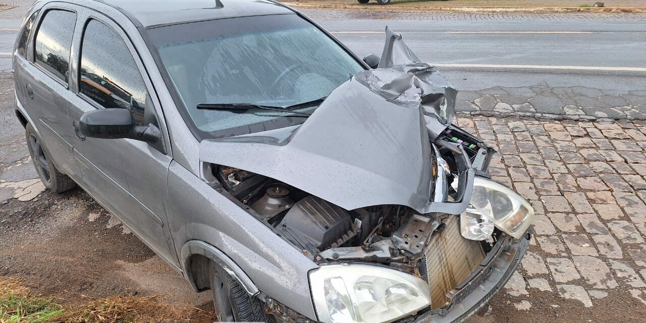 Jovem de 23 anos fica ferido após acidente na MG-050, em Pimenta