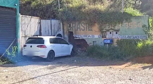 Duas pessoas morrem e quatro ficam feridas após carro bater em muro