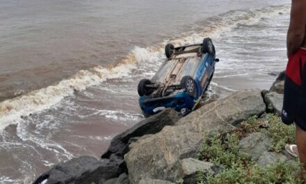 Aluna de autoescola confunde os pedais e carro vai parar dentro do mar