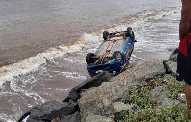 Aluna de autoescola confunde os pedais e carro vai parar dentro do mar
