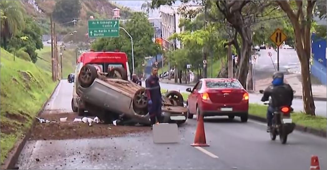 Duas jovens ficam feridas após carro capotar na avenida Raja Gabaglia, em BH