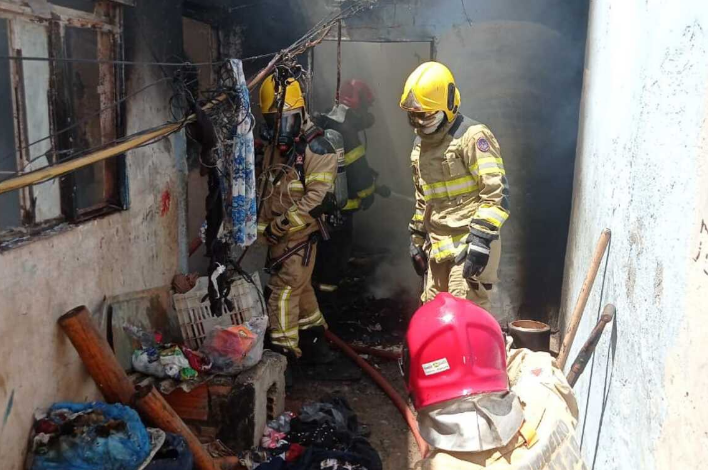 Casa pega fogo, e três pessoas são encaminhadas para o hospital em Minas Gerais