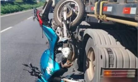 Motociclista fica gravemente ferido após bater na lateral de carreta na Fernão Dias, no Sul de MG