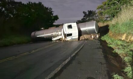 Dois acidentes com caminhões-tanque interditam a BR-365 em Minas