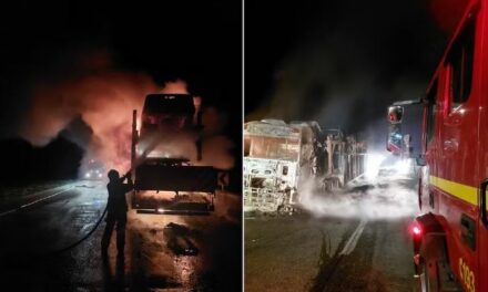 Carreta com oito caminhonetes pega fogo na Rodovia Fernão Dias em MG