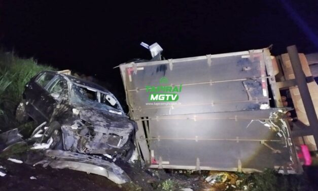 Carreta carregada com ovos tomba, arrasta carro e deixa dois feridos na BR-262, em Luz