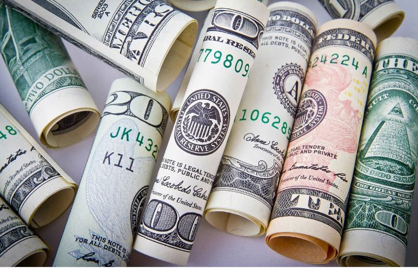 Mercado financeiro prevê aumento maior na Selic e dólar perto de R$ 6