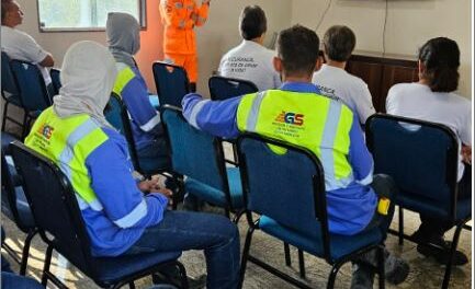 Bombeiros promovem palestra de primeiros socorros na empresa Dolocal em Arcos