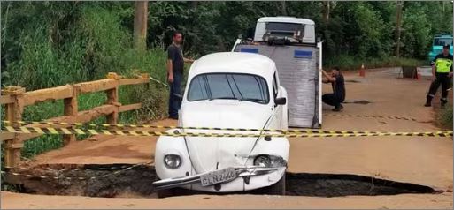 Ponte cede e causa transtornos no trânsito na Avenida Celanese, em Poços de Caldas, MG