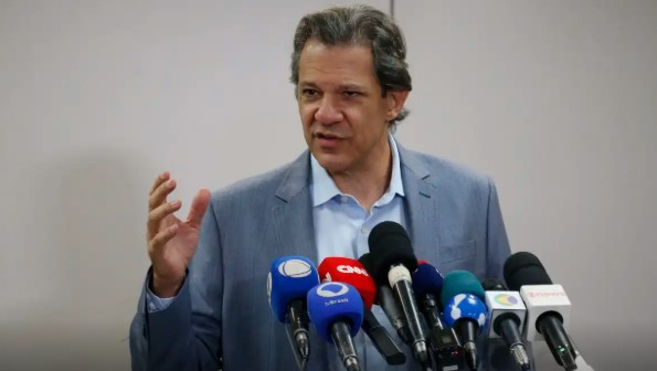 Haddad diz que câmbio é flutuante e que o dólar vai se acomodar