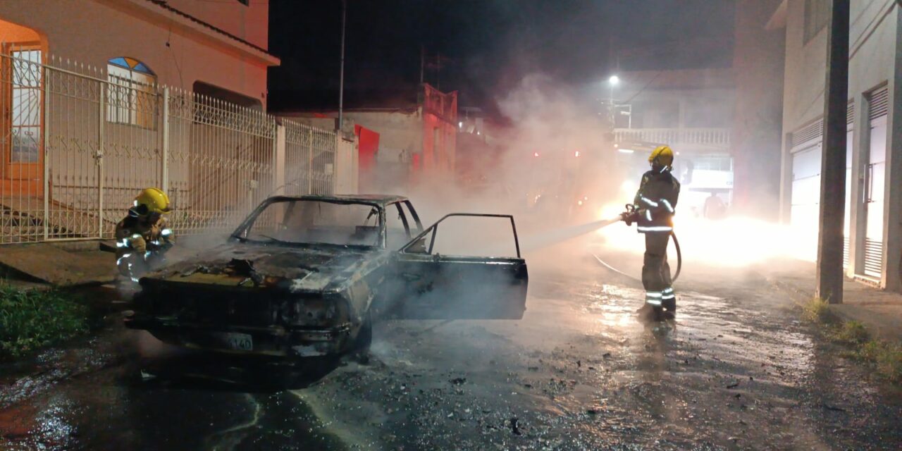 Corpo de Bombeiros é acionado após veículo pegar fogo no bairro Alvorada, em Formiga