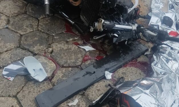 Homem morre após acidente entre carro e moto em Itapecerica