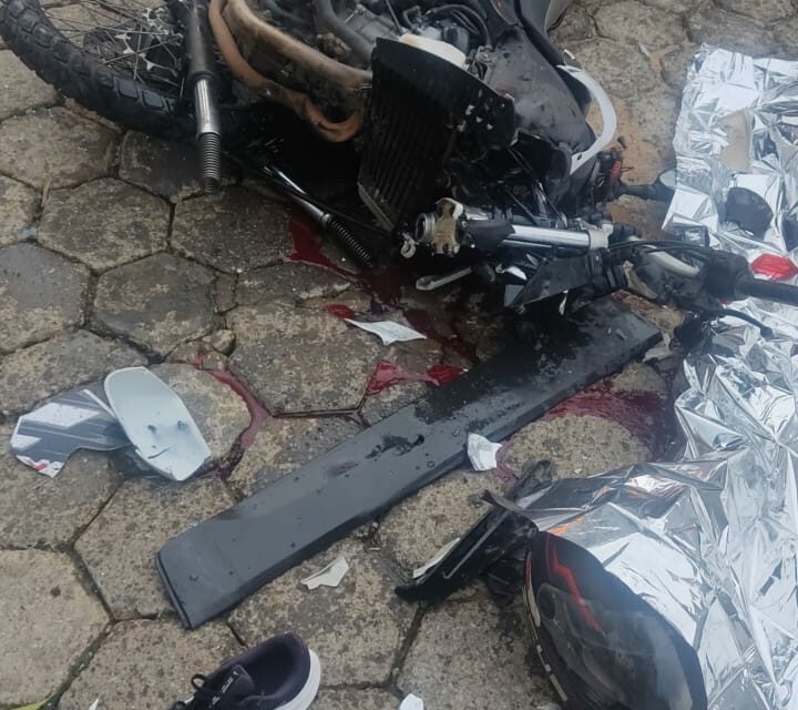 Homem morre após acidente entre carro e moto em Itapecerica