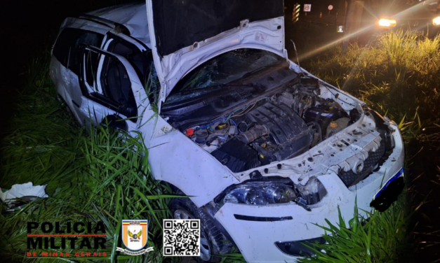 Carro que seguia sentido Divinópolis/Formiga capota na MG-050 e dois ficam feridos