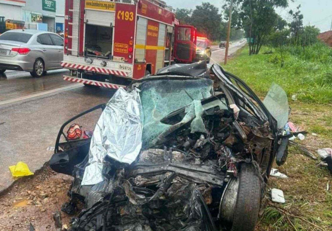 Casal, filho de 11 anos e bebê morrem em acidente na BR-040, em Minas