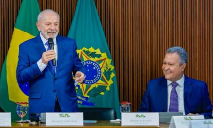 Lula reúne ministros para discutir estatais após rombo recorde
