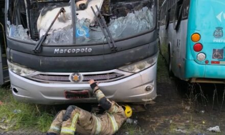 Bombeiros resgatam homem que ficou preso sob carcaça de ônibus em Juiz de Fora