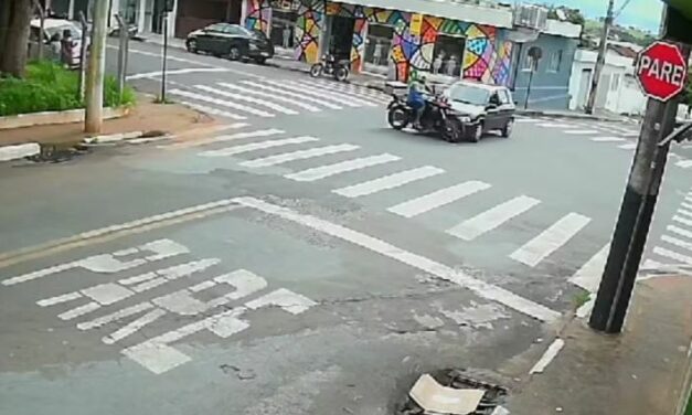 Mãe e filha são atropeladas após carro bater em moto em Passos