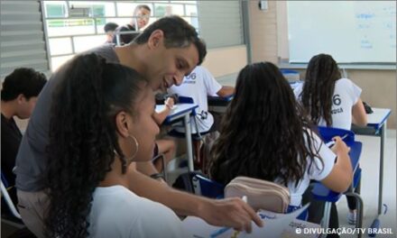 Câmara aprova projeto que restringe uso de celular em escolas