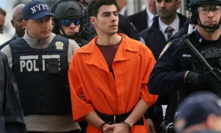 Luigi Mangione se declara inocente em caso de assassinato de CEO em NY