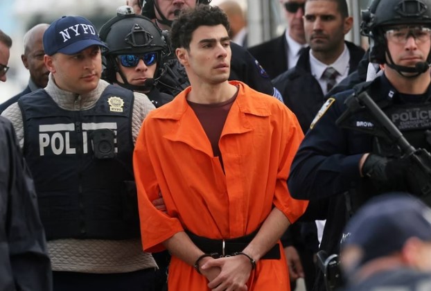 Luigi Mangione se declara inocente em caso de assassinato de CEO em NY