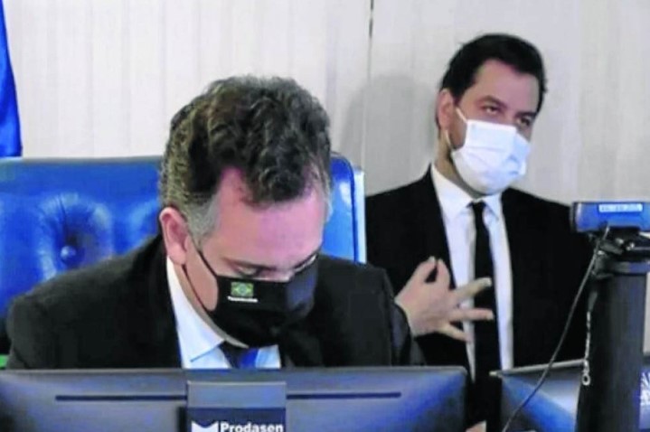 Ex-assessor de Bolsonaro é condenado por gesto racista
