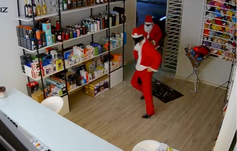 Homens vestidos de Papai Noel invadem loja e furtam diversos produtos em Minas
