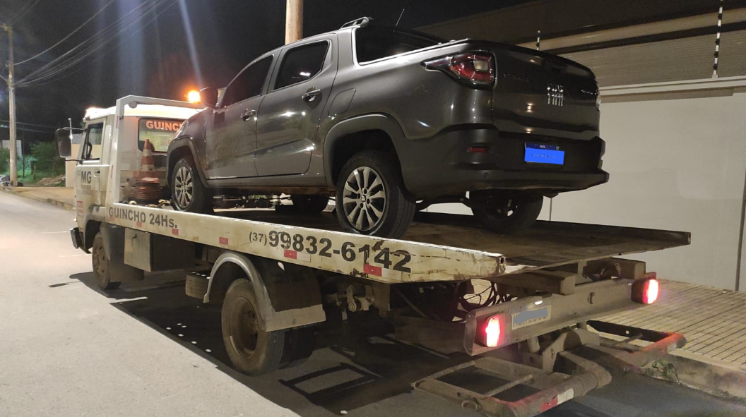 Em Arcos: mulher é presa e carro clonado é apreendido