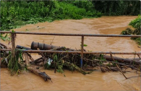 Idoso tenta atravessar ponte, é arrastado por correnteza e morre em MG