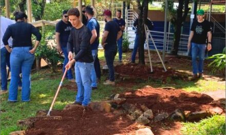 Alunos de engenharia agronômica participam de aula prática de floricultura e paisagismo
