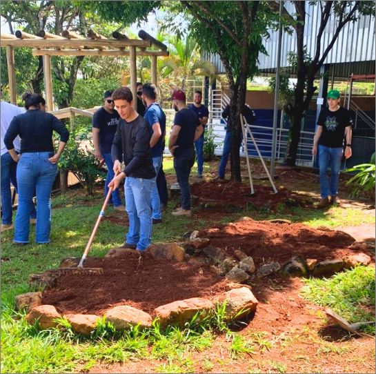 Alunos de engenharia agronômica participam de aula prática de floricultura e paisagismo