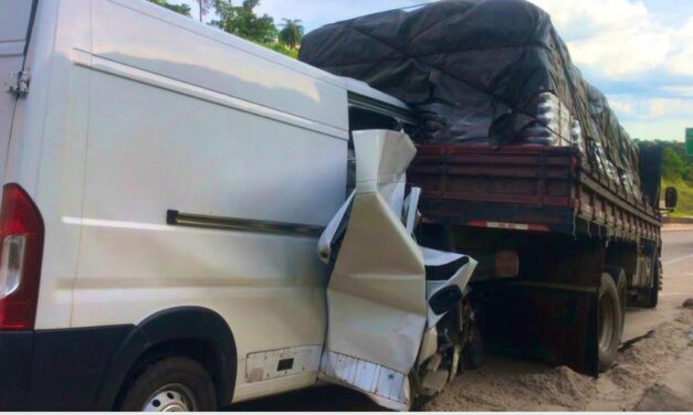 Motorista de van morre após bater em traseira de caminhão na BR-381