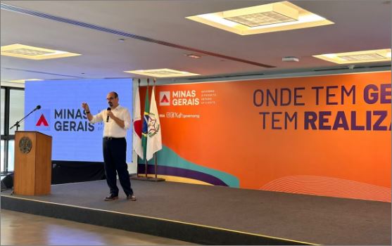 Em evento com servidores, Simões é chamado de sucessor do Zema e leva protagonismo