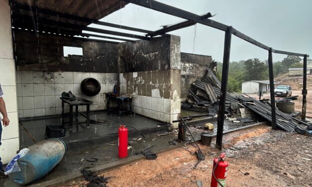 Explosão em fábrica de fogos de artifício deixa vítima com 90% do corpo queimado, em Lagoa da Prata
