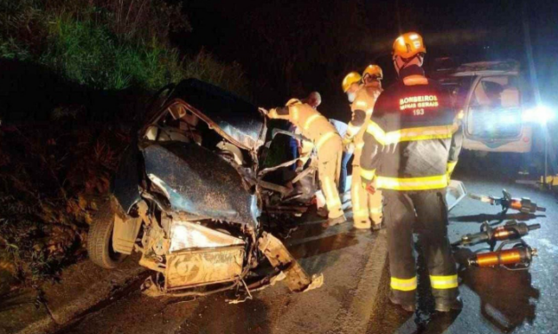 Colisão entre quatro carros mata duas pessoas e deixa 11 feridas na BR-365