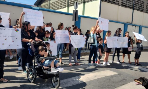 Mães de filhos com autismo realizam manifestação na porta da prefeitura