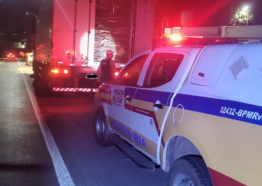 Cerca de R$3,2 milhões em cigarros contrabandeados são apreendidos pela Polícia Militar Rodoviária, em Formiga