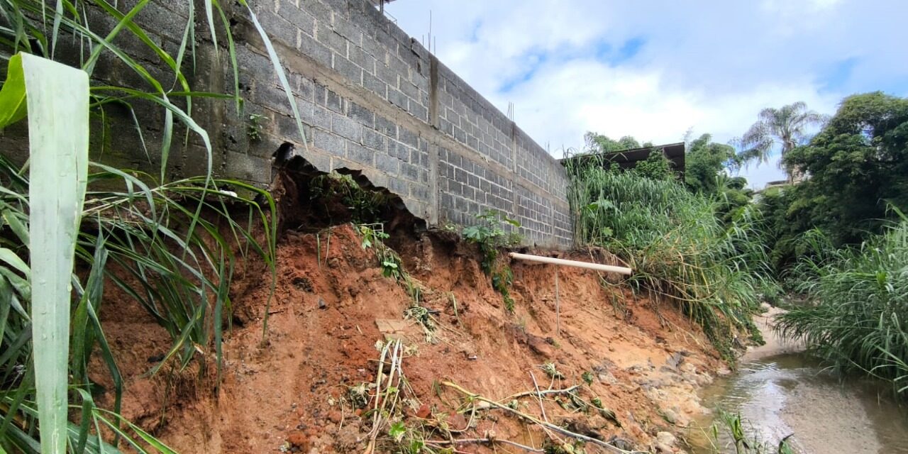 Intervenção em córrego causa rachaduras em muro e ameaça imóvel em Formiga