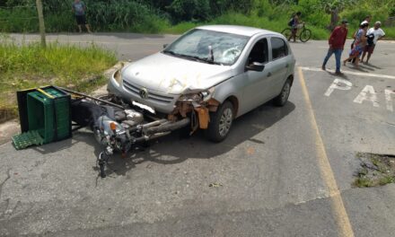 Colisão entre motocicleta e automóvel deixa motociclista ferido no bairro Nossa Senhora de Lourdes, em Formiga