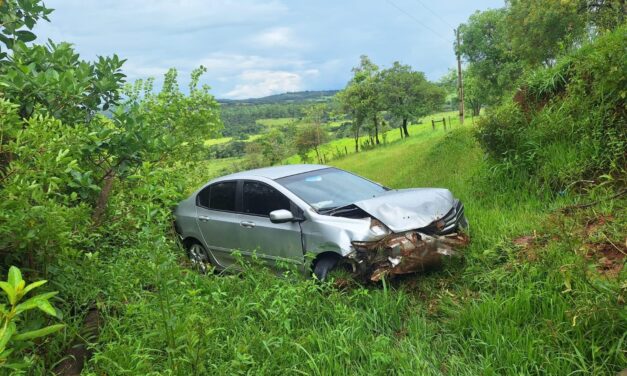 Formiga: carro cai em ribanceira após aquaplanagem na BR-354 e deixa dois feridos