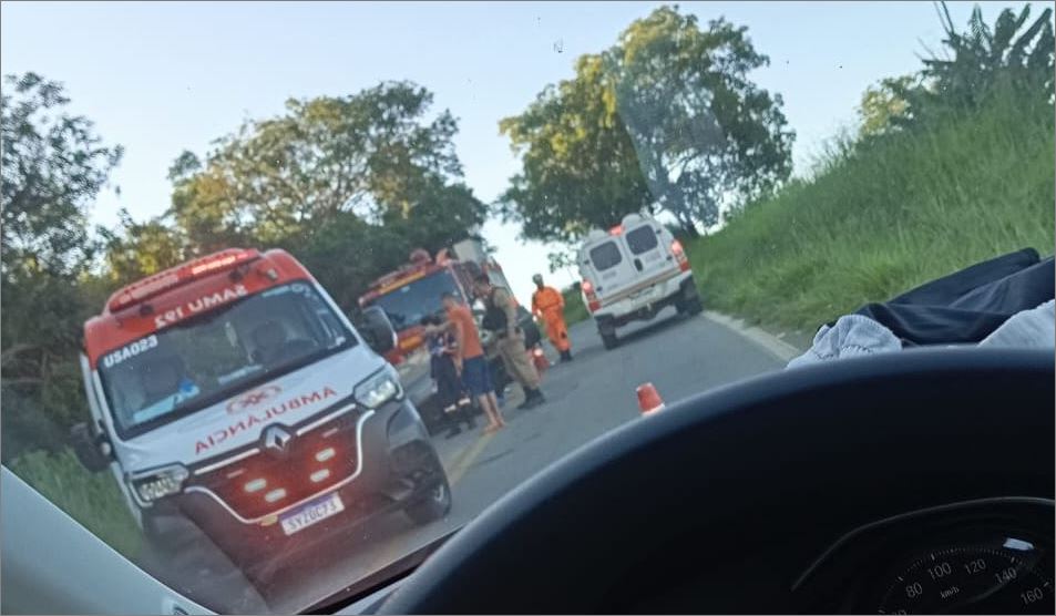 Vítima fica ferida após carro capotar na estrada que liga Divinópolis a Carmo do Cajuru