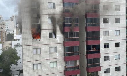 Bombeiros combatem incêndio em apartamento do 12º andar no bairro Carmo, em BH