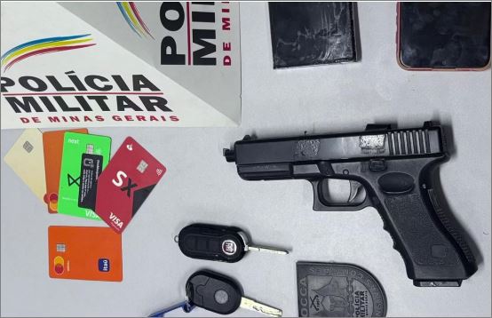 Assaltante morre por overdose durante roubo e é arremessado de carro por comparsa na Grande BH